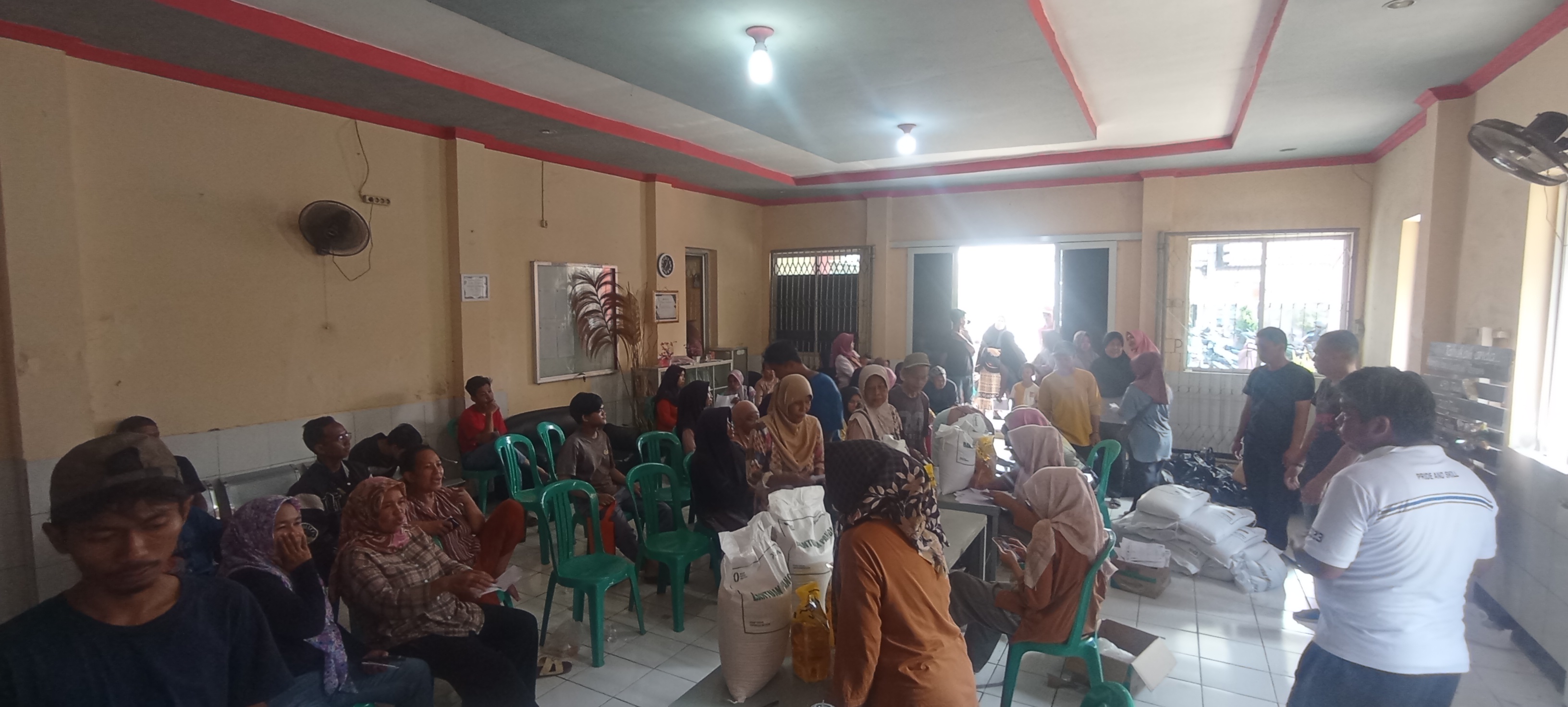 Berita Pemdes Parapatan Salurkan Bantuan Bahan Pangan dari DINSOS, 11 Juni 2026 - Desa Parapatan Sumberjaya
